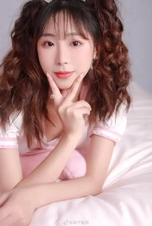 这件粉色的海军领连衣裙真的好好康很适合小个子的女孩纸穿呐长度适中