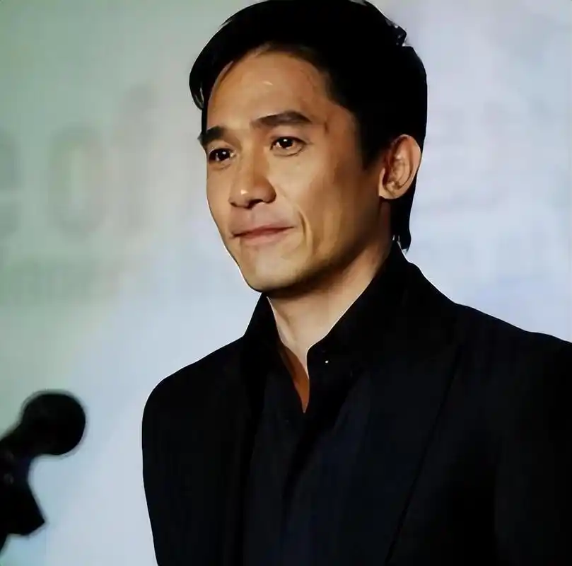 梁朝伟是香港著名演员,曾获得多个电影奖项,包括金像奖,台湾电影金马