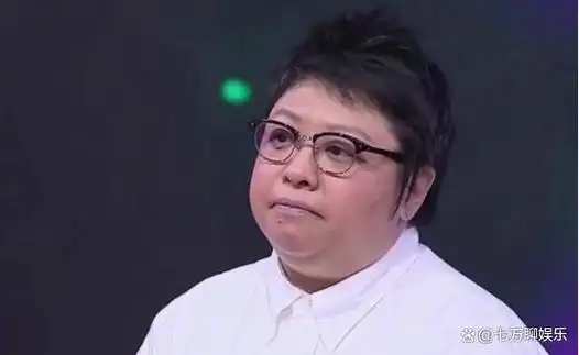 51岁韩红暴瘦40斤认不出,头发花白牙缝大显憔悴,撞脸爱因斯坦