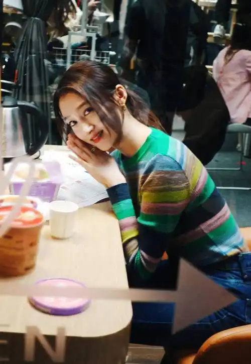 她不秀恩爱,不炒热度,也不与鹿晗同框,即便是主持人cue到鹿晗,关晓彤