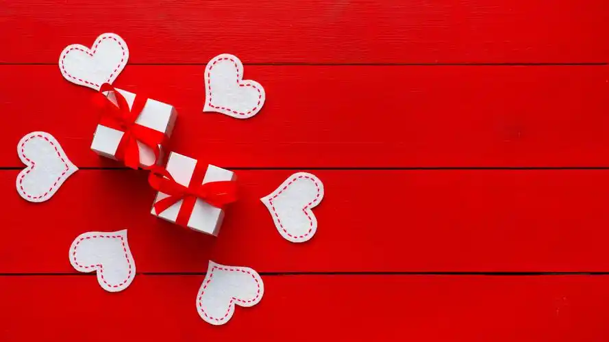 壁纸 爱的心,礼品,红色背景 5120x2880 uhd 5k 高清壁纸, 图片, 照片