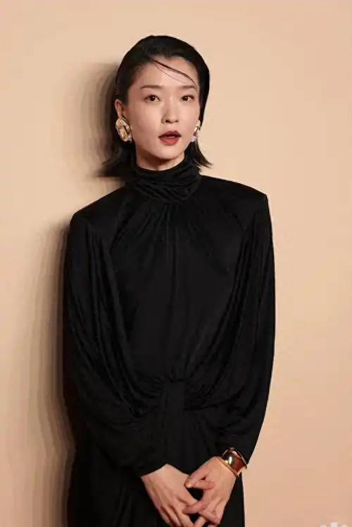 被誉为内地超模兼电影演员的杜鹃,昨晚在上海出席活动红地毡时,却因