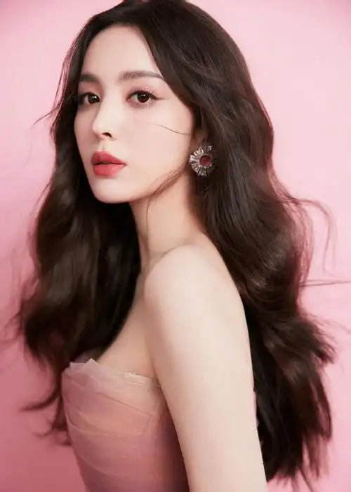 粉色时尚女王!古力娜扎香肩披露纱裙美照横扫时尚圈