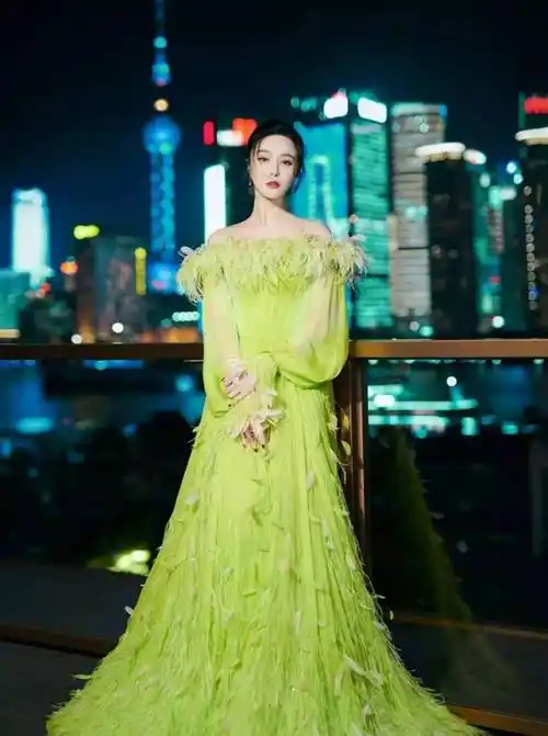 范冰冰穿粉色礼服配绿色高跟鞋亮相戛纳红毯,美貌与气质兼具_造型