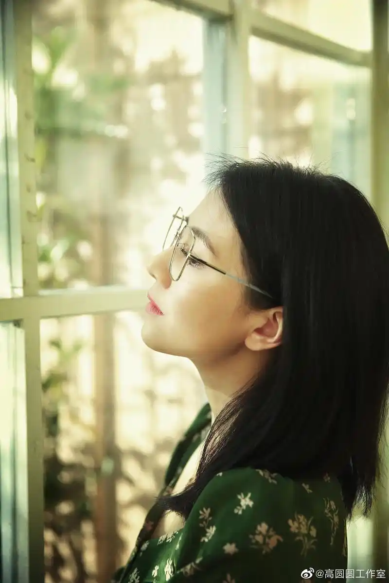 营业啦高圆圆曝初夏写真戴银框眼镜知性优雅