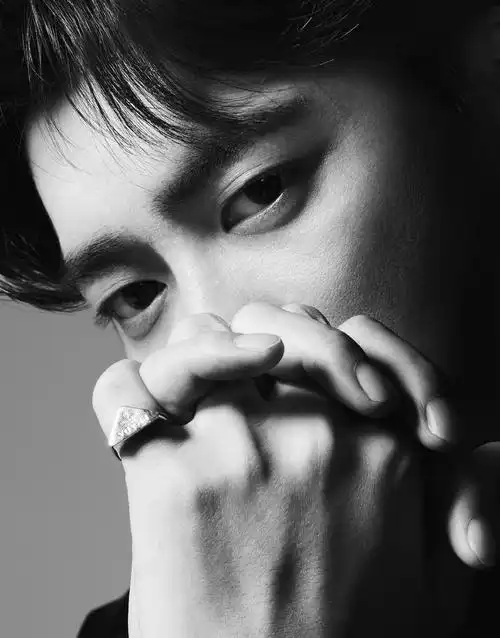 李易峰写真花絮曝光西装造型帅气十足