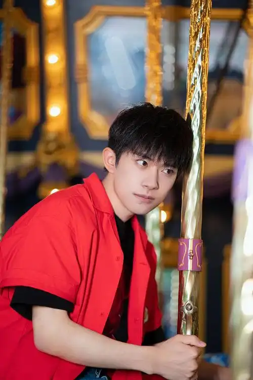 易烊千玺迪士尼花絮照曝光 坐旋转木马可爱软萌