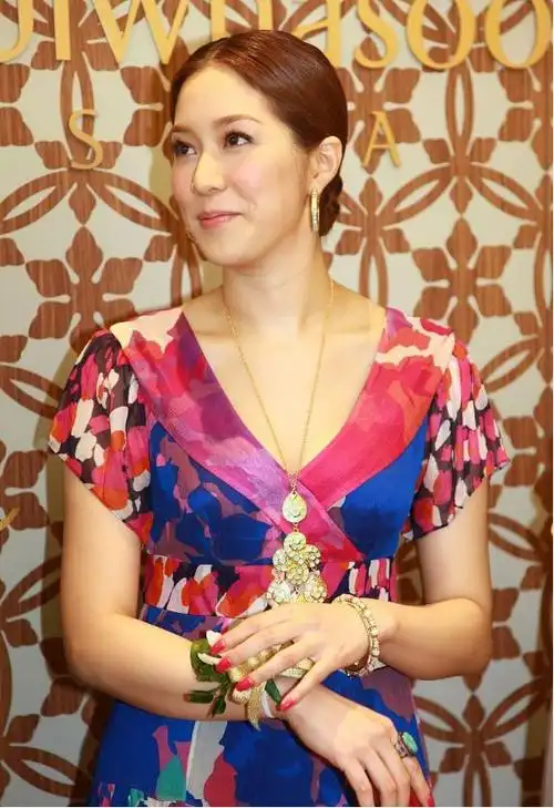 徐子淇五官好能打,发型紧贴头皮还是中分,穿身连衣裙更好看了