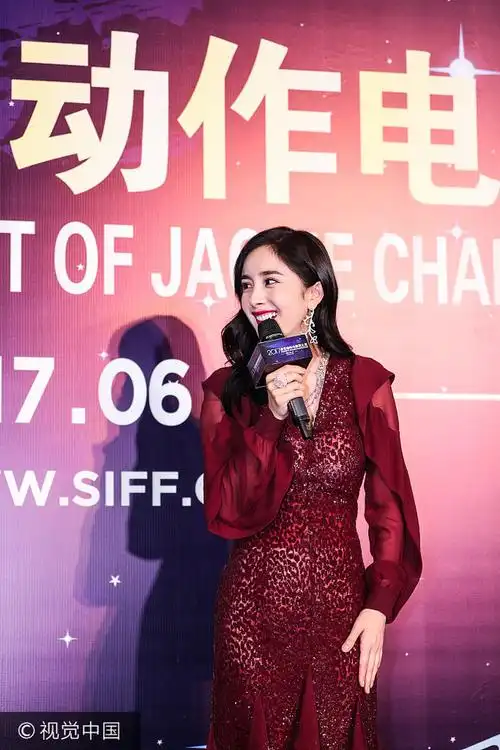 杨幂接受媒体采访. 图片来源:vcg/视觉中国