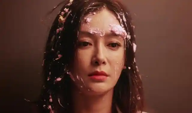 知名女演员秦岚新戏遭人泼冷水?蛋糕全部砸脸上,直呼:工作太累