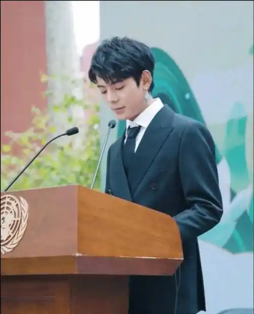 丁真用普通话演讲丁真演讲的主题是"我和动物朋友的