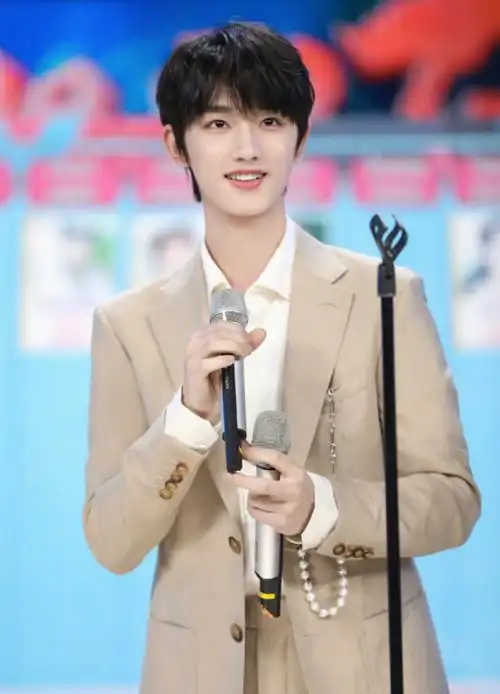 丁程鑫加入快本引争议!网友不满人员变动,何炅杜海涛态度成谜-依依网