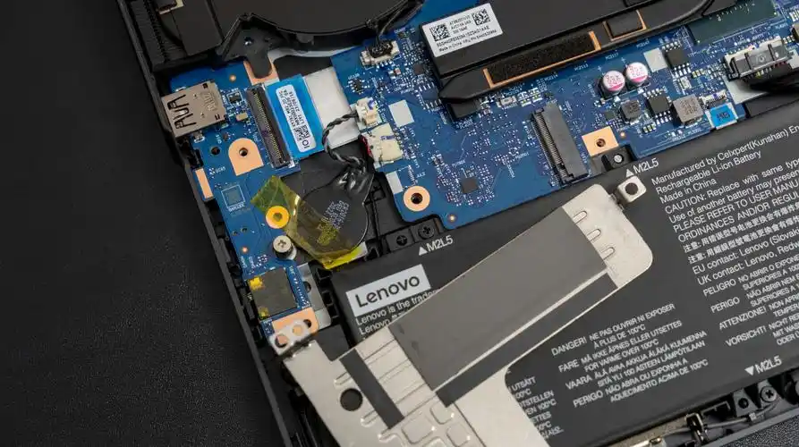 导热垫,后续只需要简单把硬盘插上去即可,硬盘下面还有主板的bios电池