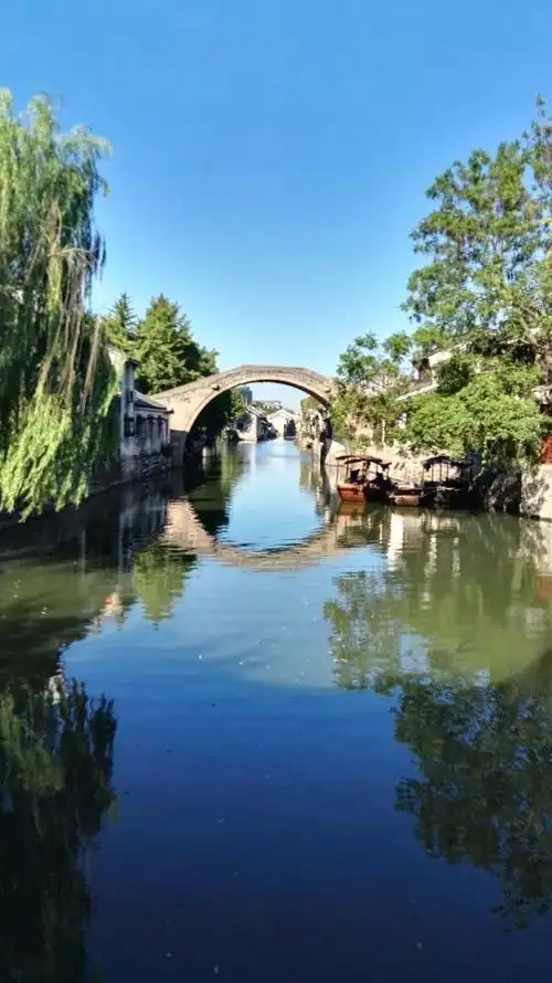 小桥流水,微风垂柳