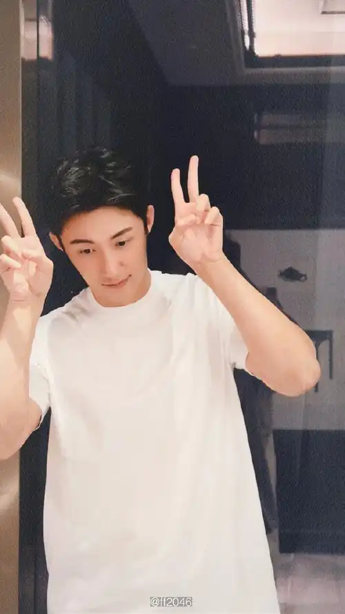 黄景瑜晒照庆祝出道八周年