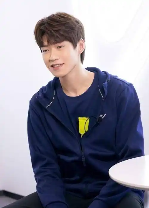 和杨幂疑似在一起后,魏大勋再晒自拍,眼神坚定,依然帅气逼人