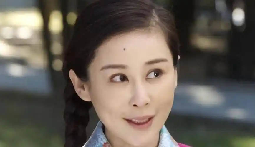 她是靳东的绯闻女友,和刘亦菲是同学,曾经美丽却整容变尖酸刻薄_周扬