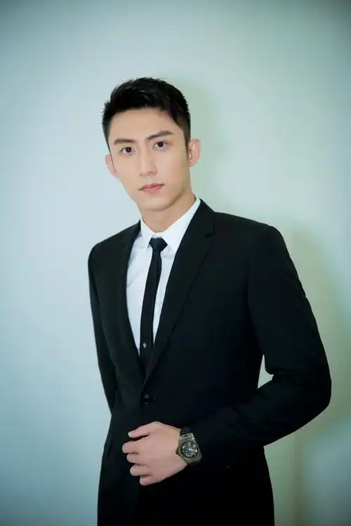 男星西装照大比拼,黄景瑜,杨洋,吴尊等人谁能更胜一筹?