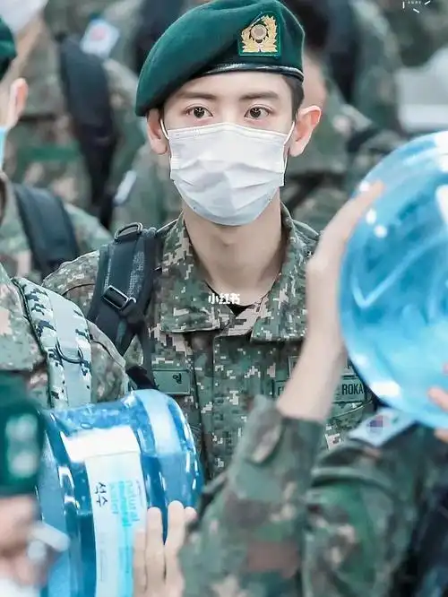 朴灿烈  #入伍  看起来灿烈入伍了之后过的很开心