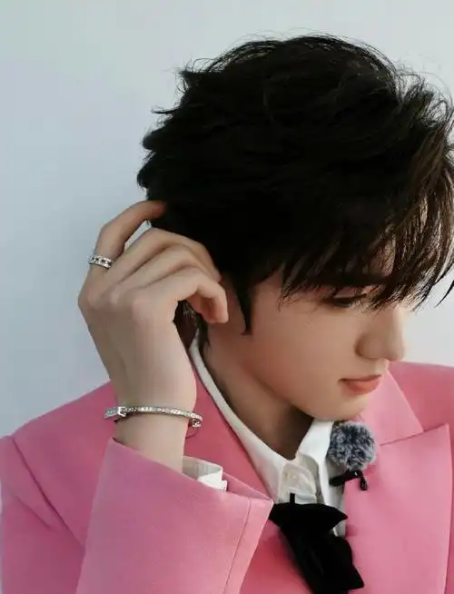 宋亚轩 fashionarchives#丰盛的plog里——美手上戴着双系列将近40w美