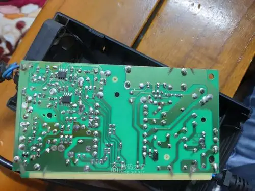 拆解雅迪2016款西普尔代工60v电动车充电器