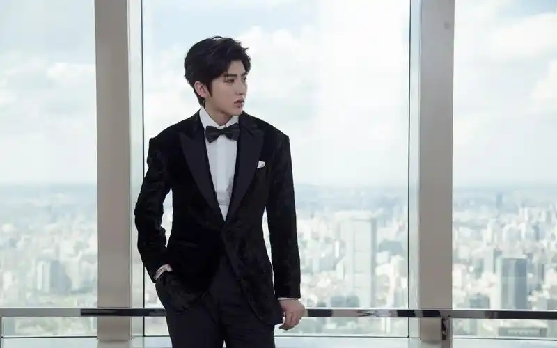 1蔡徐坤西装帅气写真,高清图片,壁纸-桌面城市