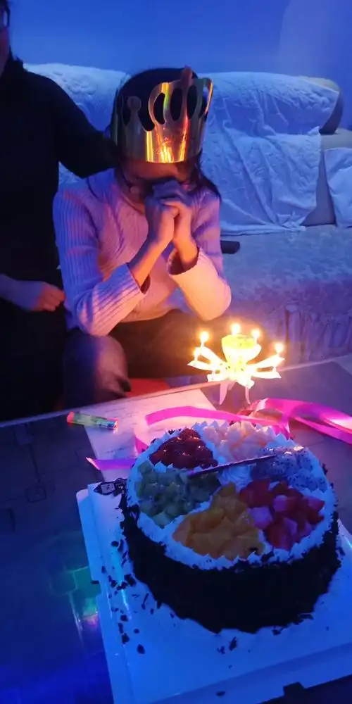 全家给女儿过生日