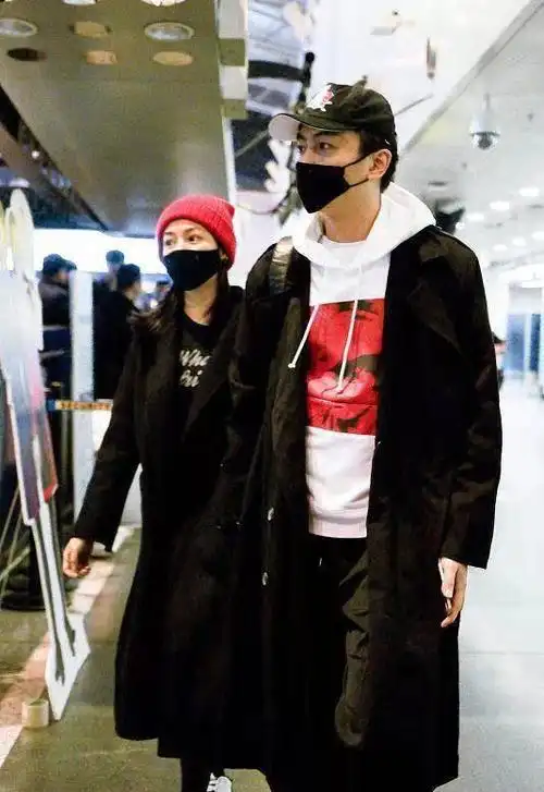 陈妍希陈晓合体走机场穿情侣装牵手好养眼甜蜜对视羡煞旁人