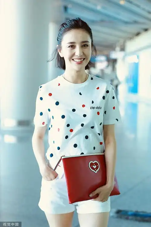 佟丽娅扎半丸子头现身 秀纤细好身材