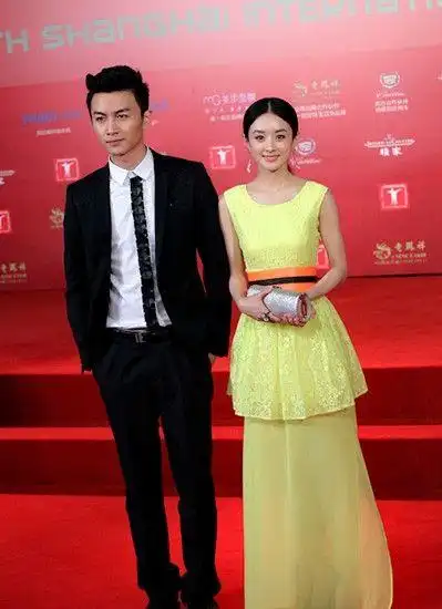 赵丽颖陈晓戏外首牵手 亮相红毯引骚动