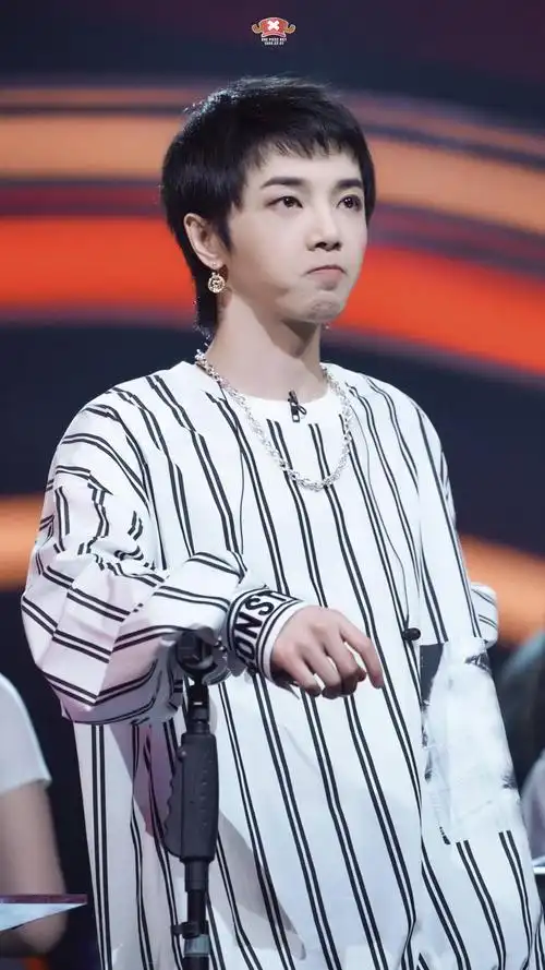 华晨宇玩袖子 把自己系起来的精致男孩,太可爱了