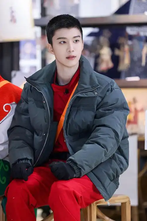 范丞丞《青春环游记3》录制花絮 红色赛车服阳光帅气