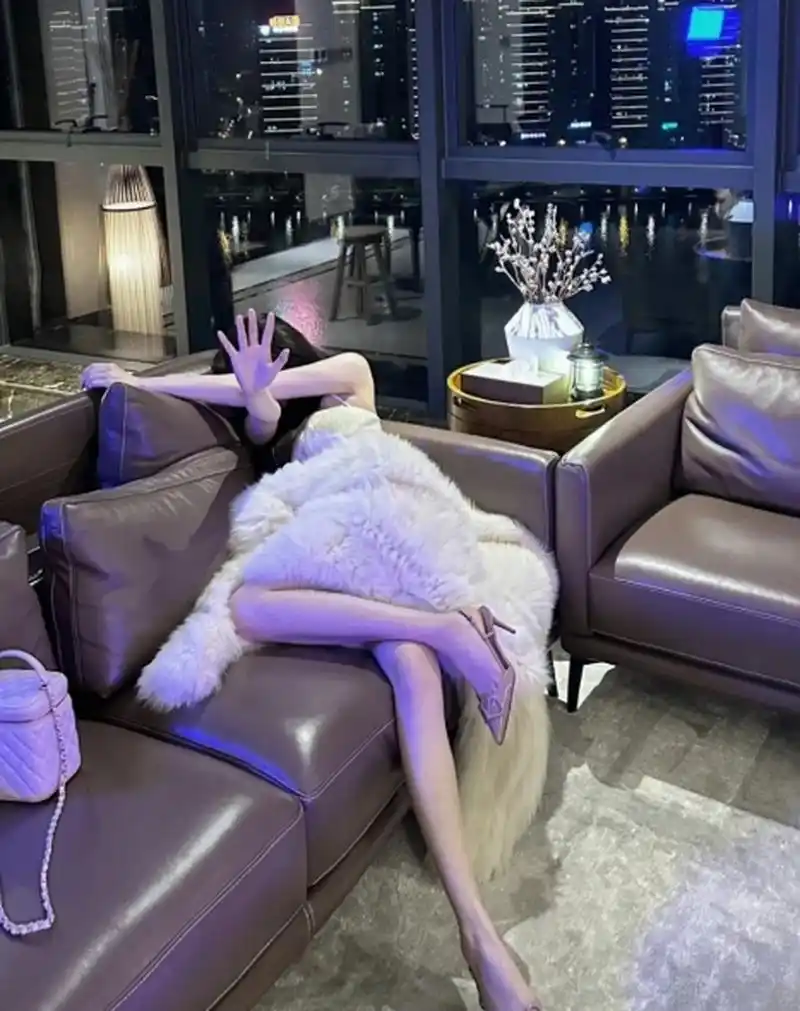 喝醉酒的美女~简直有一种病态美!