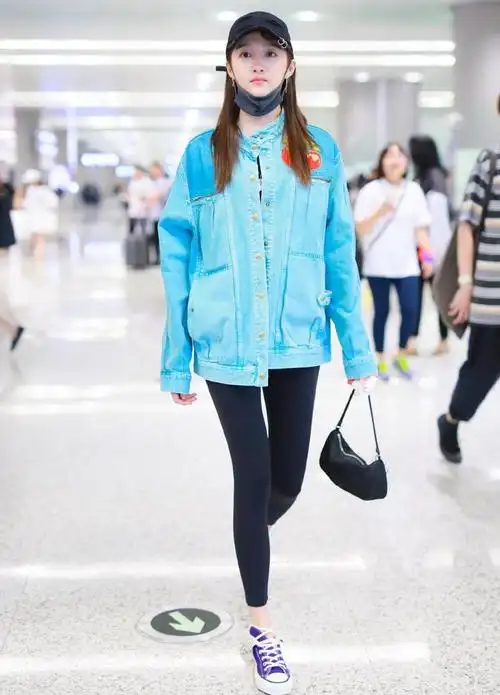 关晓彤秀20厘米宽小腰,穿复古上衣配牛仔裤,身材比例让人羡慕