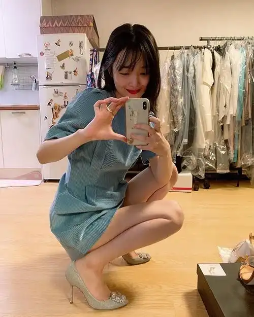 崔雪莉[超话] 雪莉最新ins私服更新,雾霾蓝短裙尽显温柔