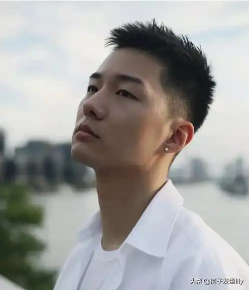 短碎发可以说是我们最常见的男士发型了,简单又有层次感.