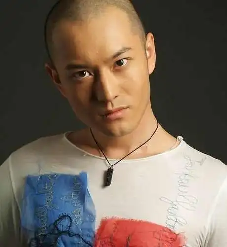 黄晓明也只能靠这几张光头照耍耍帅了!