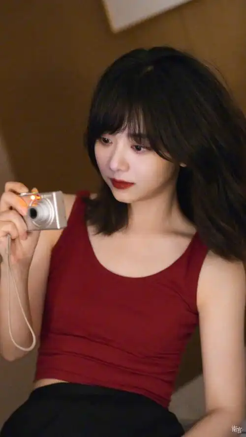 谭松韵红背心随拍