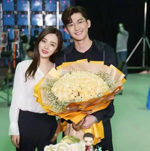 张翰手捧鲜花与王晓晨合影,恋情公开?