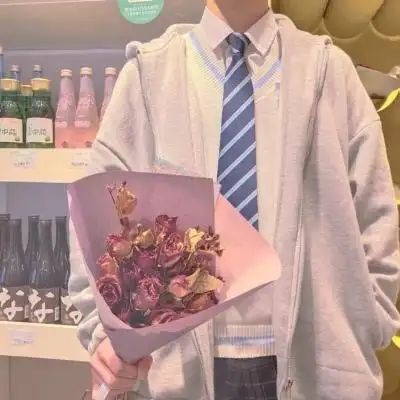 手捧花拿花男头_男生头像_我要个性网