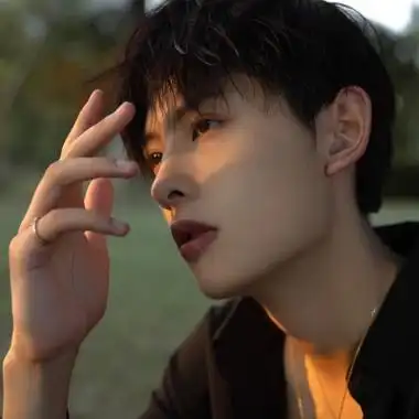 高清成熟帅气的男生头像简单干净耐看图片