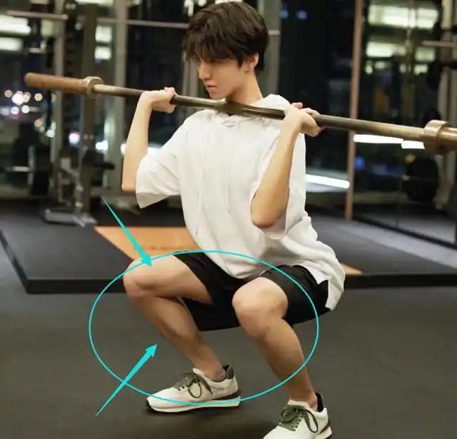 王俊凯更新健身照,当看清他的肌肉线条,才知道什么是完美身材_锻炼