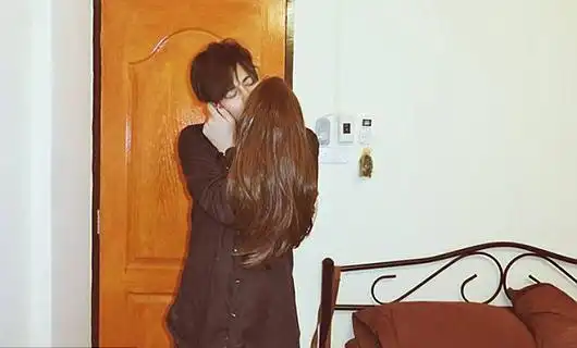 情人节来了 教你自拍大法"假装自己有女友"