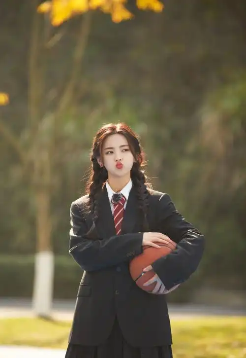 原创杨超越气质升华,穿学院服凹造型,尽显绝世少女感
