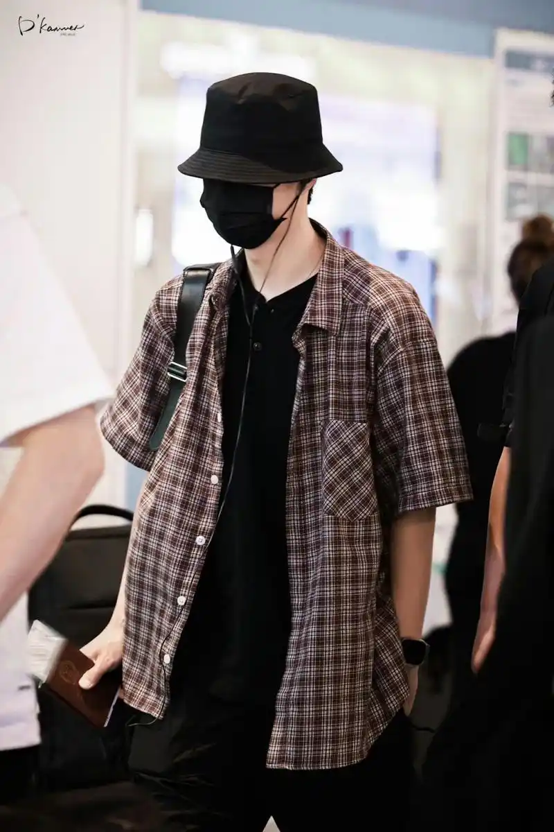 王一博好适合格子衬衫啊,最近的机场穿搭都非常好看! 67 #王一博