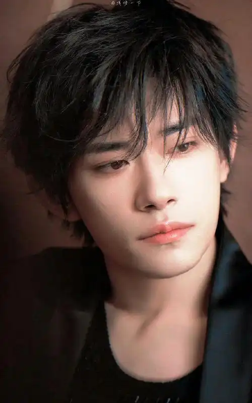 易烊千玺闭眼侧颜