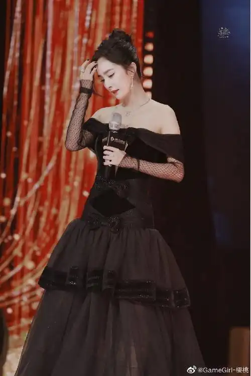 杨幂微表情转换##杨幂一字肩深v黑纱裙#杨幂参加腾讯拾光盛典,这个微