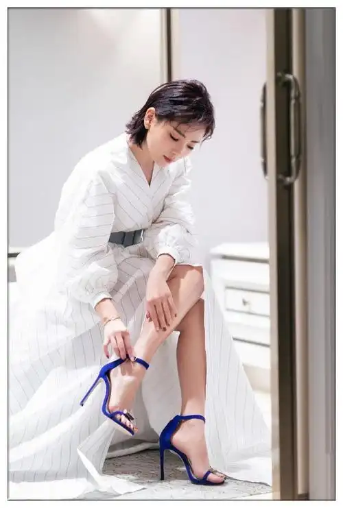 刘涛穿条纹裙亮相优雅又端庄,可她撩开裙子,我却心疼了 - 知乎