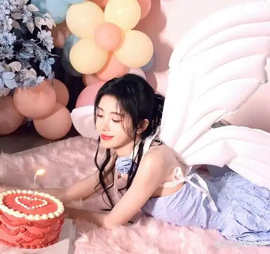 6月18日,鞠婧祎在微博发出一组照片庆生她29岁生日,粉丝们纷纷在评论