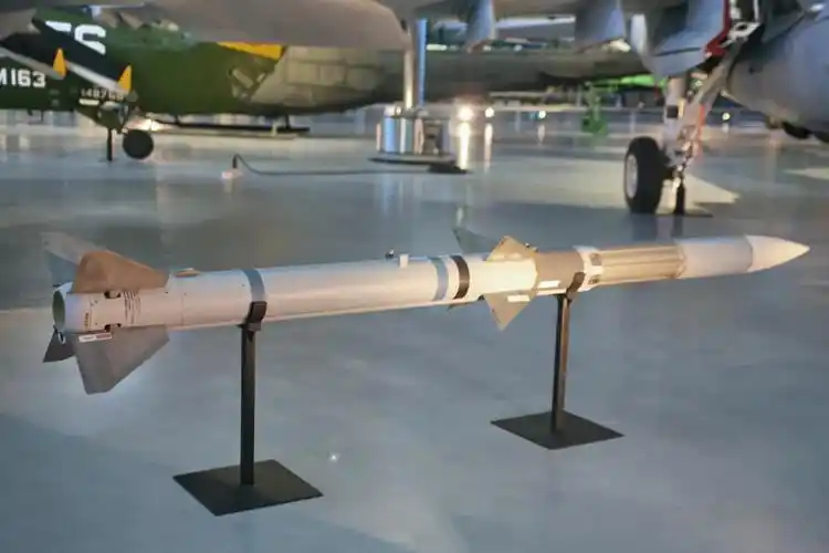 aim-120系列外形没啥变,性能却大幅度提高,价格"美丽"了|导弹|空空